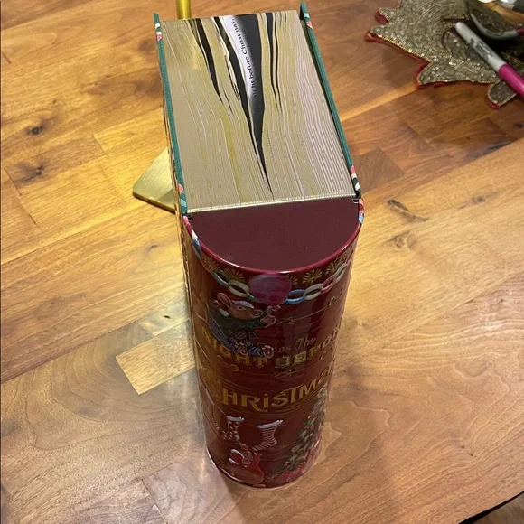 Christmas Storybook with Mice Illustration tin gift box - Picture 7 of 10